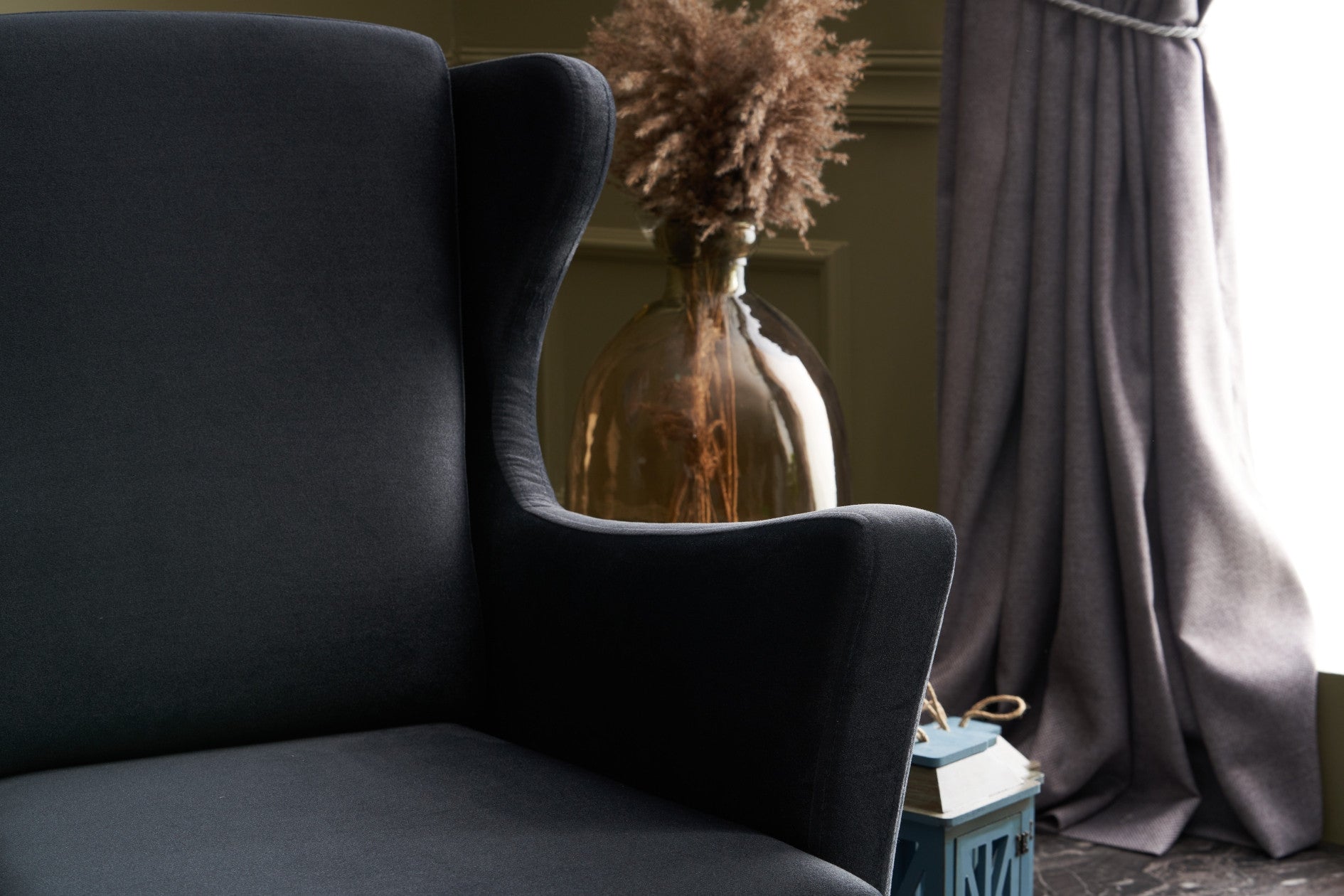 Lola Berjer - Antracit Vingsoffa